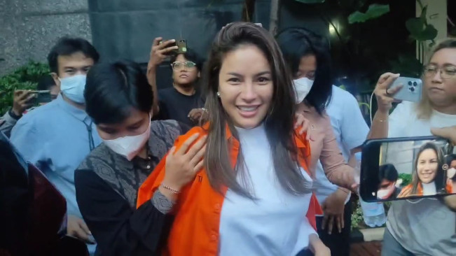 Nikita Mirzani Resmi Ditahan! Semringah Pakai Baju Oranye